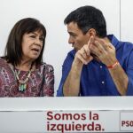 El secretario genrral del PSOE, Pedro Sánchez, conversa con la presidenta del partido, Cristina Narbona