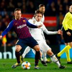 El centrocampista croata del Real Madrid, Luka Modric (d) pelea un balón con el centrocampista brasileño del Barcelona, Arthur Melo en el partido de ida de semifinales de la Copa del Rey de fútbol el pasado día 6
