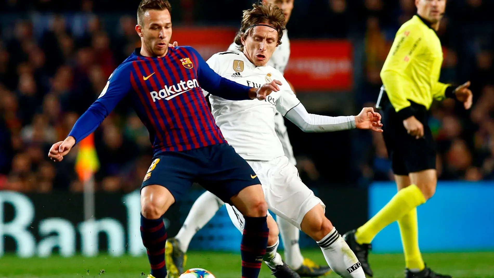 El centrocampista croata del Real Madrid, Luka Modric (d) pelea un balón con el centrocampista brasileño del Barcelona, Arthur Melo en el partido de ida de semifinales de la Copa del Rey de fútbol el pasado día 6