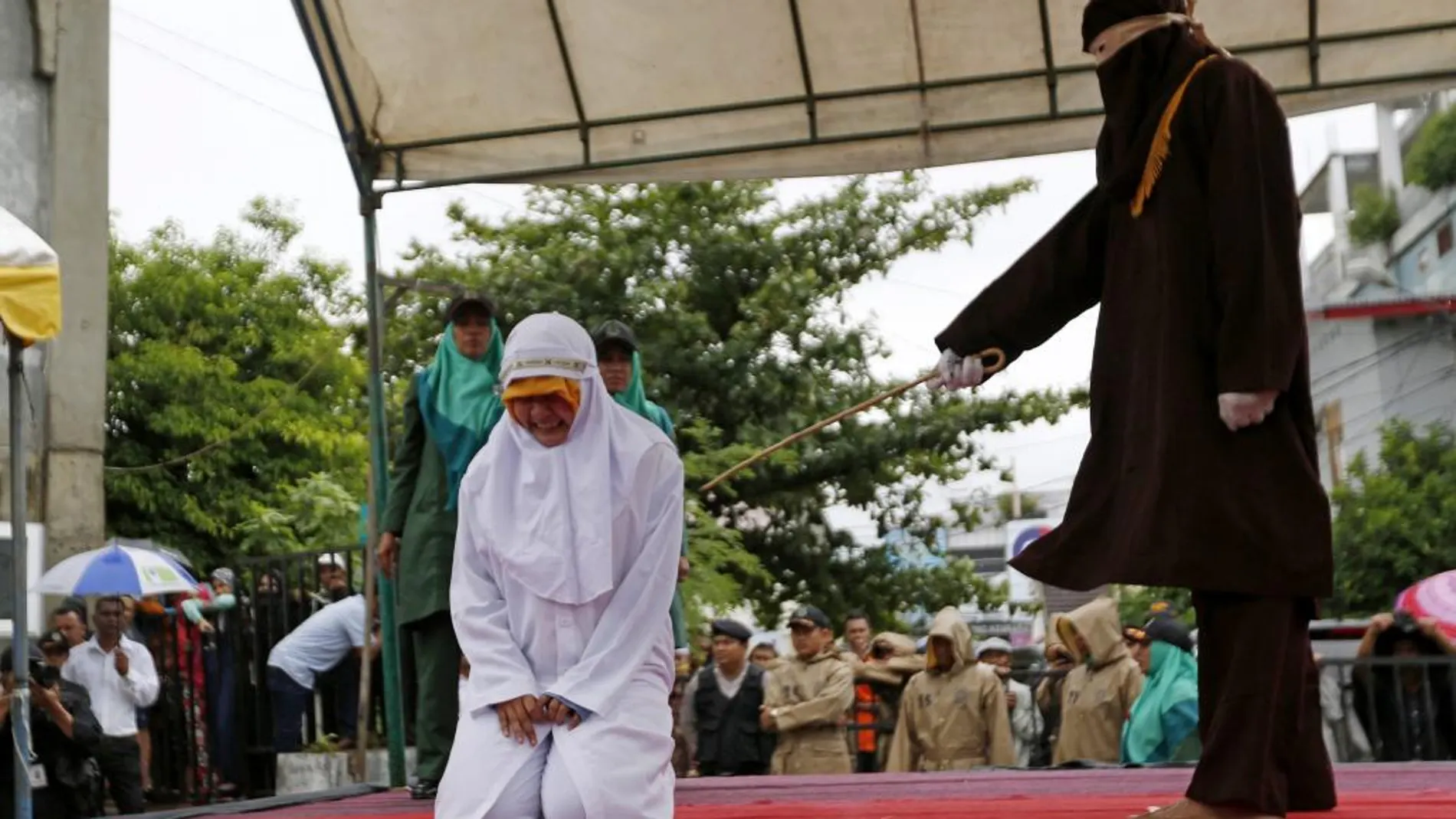 Una mujer es flagelada por violar la ley islámica o "sharía"en la Gran Mezquita de Baiturrahman en Banda Aceh, en la región indonesia de Aceh