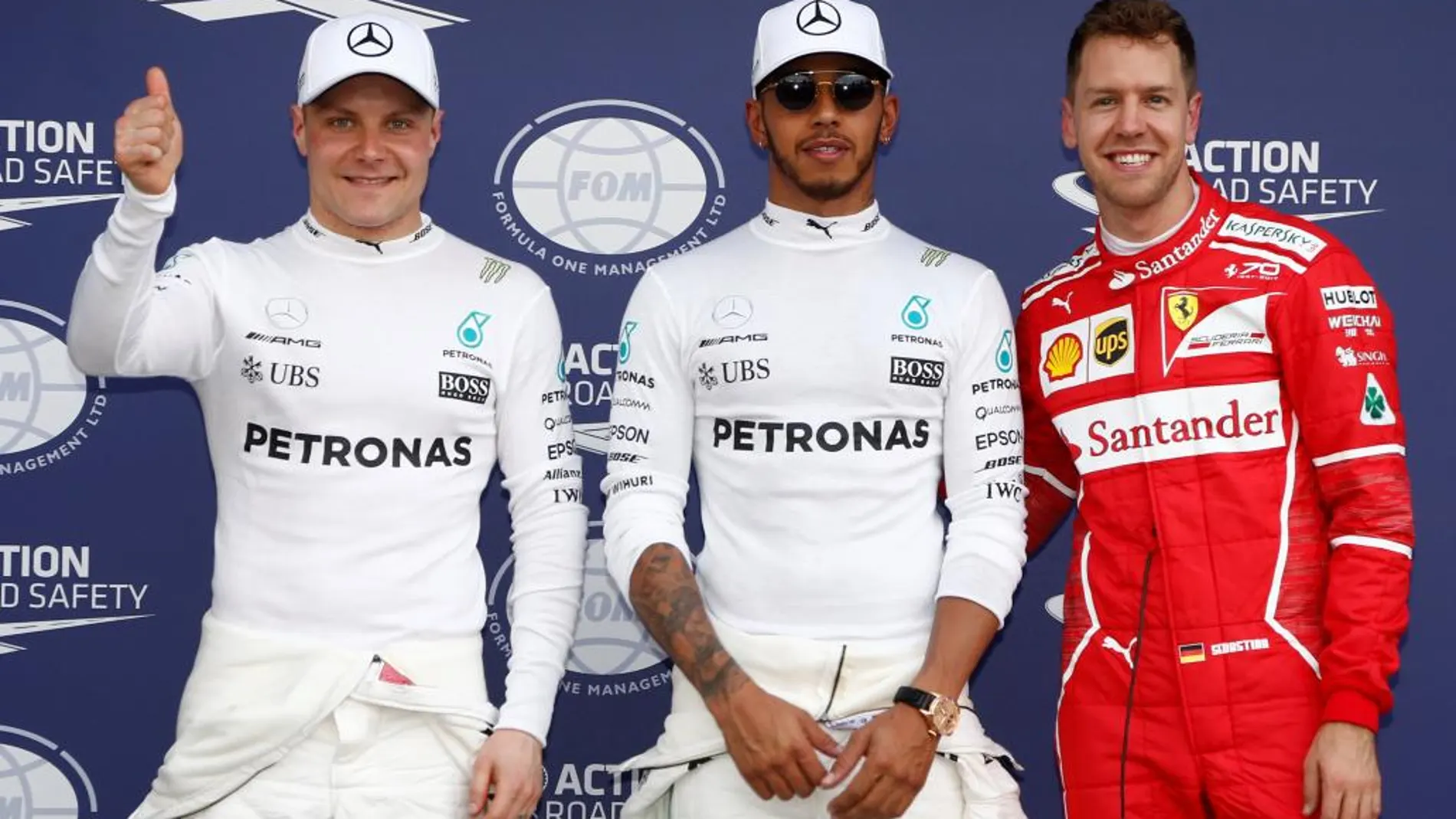 Lewis Hamilton en el centro acompañado de Valtteri Bottas y Sebastian Vettel