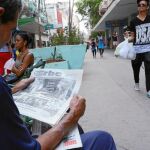 Un hombre lee el semanario «Orbe hoy» donde aparece la noticia de la visita de Obama