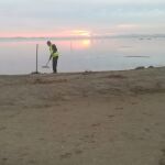 Uno de los miembros del operativo de limpieza de espacios naturales costeros y del entorno del Mar Menor retirando las algas y cañas acumuladas en la laguna. Imagen de archivo