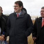 El presidente del PP de Castilla y León, Alfonso Fernández Mañueco, durante su visita a Aranda de Duero, acompañado por su alcaldesa, Raquel González, y el presidente de la Diputación de Burgos, César Rico
