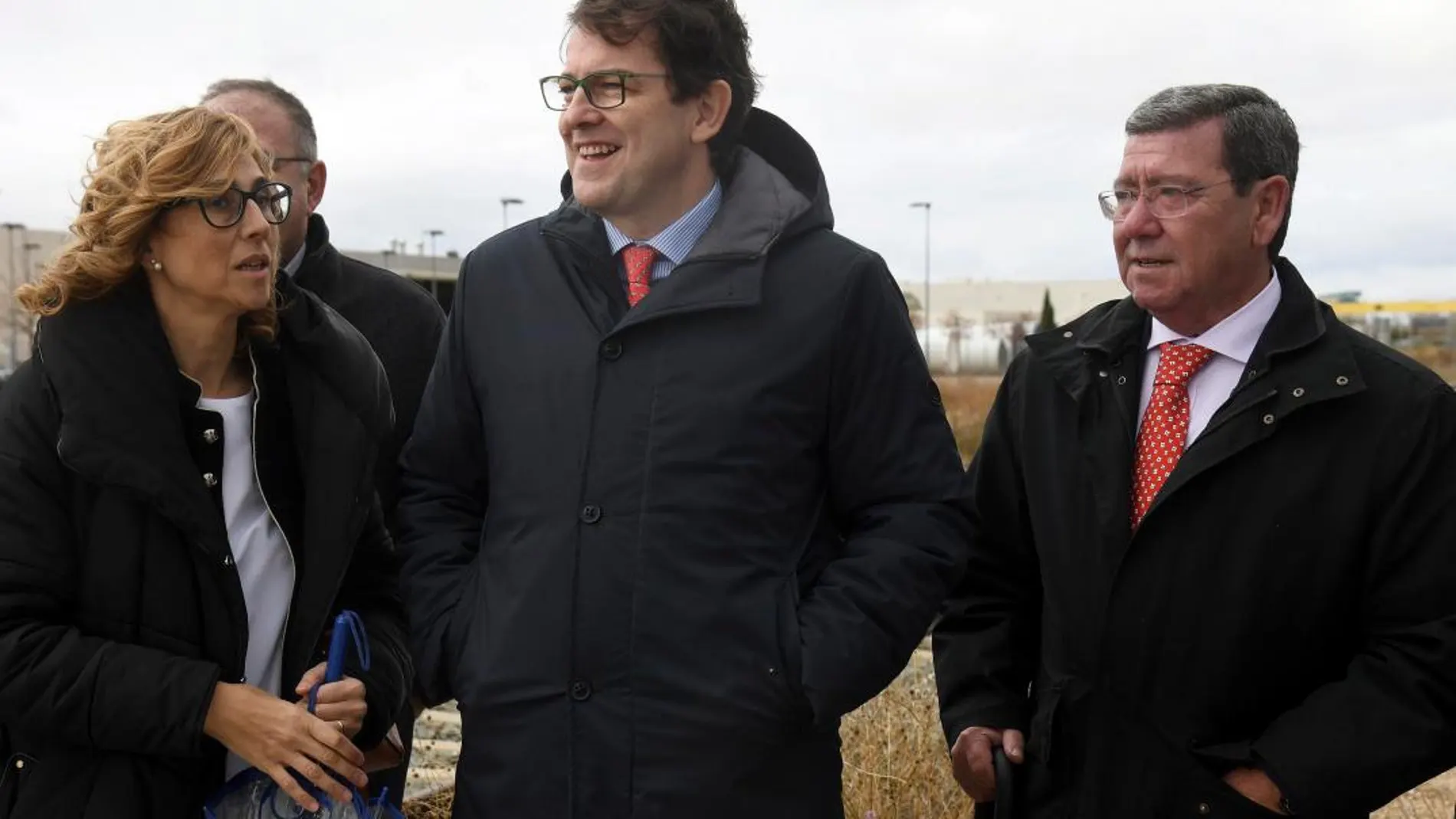 El presidente del PP de Castilla y León, Alfonso Fernández Mañueco, durante su visita a Aranda de Duero, acompañado por su alcaldesa, Raquel González, y el presidente de la Diputación de Burgos, César Rico