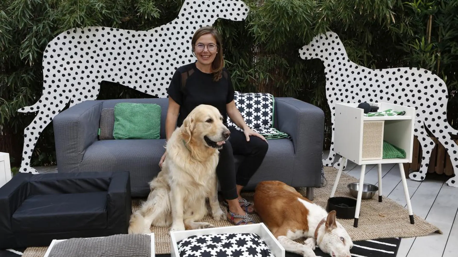 La diseñadora Inma Bermúdez junto algunos de los productos de la nueva colección y dos de sus perros, Yoko y Socke.