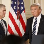 Donald Trump estrecha la mano del juez Neil Gorsuch tras anunciar su elección