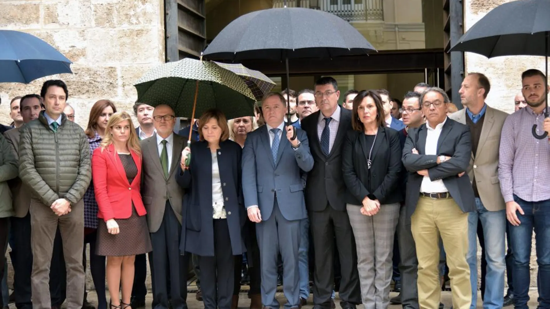 Les Corts guardan silencio. Representantes de todos los grupos parlamentarios guardaron bajo la lluvia un minuto de silencio por la que fue diputada autonómica durante treinta y dos años.