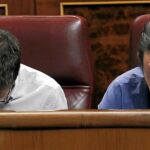Íñigo Errejón y Pablo Iglesias trabajan en sus respectivos escaños del Congreso de los Diputados