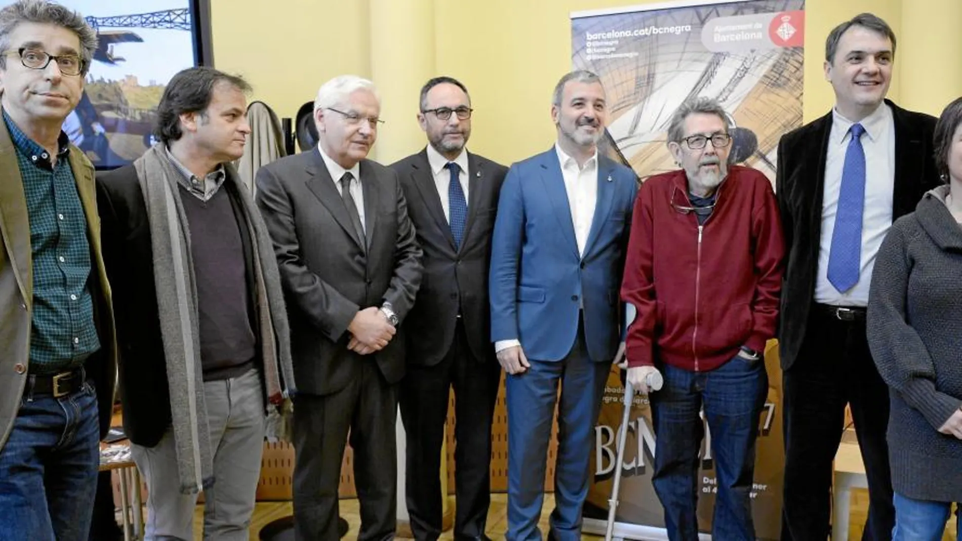 Paco Camarasa, ayer, rodeado de todos los concejales de cultura que ha tenido el Ayuntamiento de Barcelona en el tiempo que ha sido comisario de BCNegra.