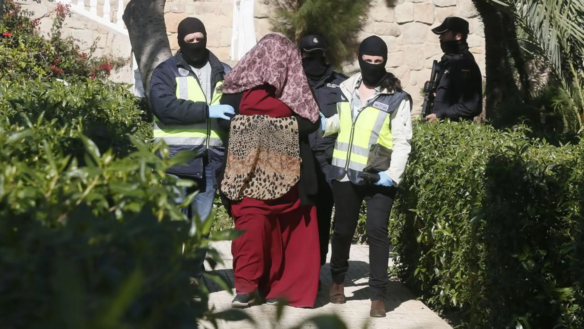 Agentes de la Policía trasladan detenida a la islamista radical