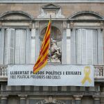 Cartel a favor de los presos independentistas en la fachada del Palau de la Generalitat, en Barcelona.