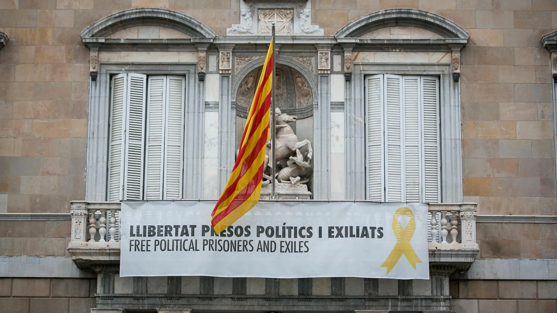 Cartel a favor de los presos independentistas en la fachada del Palau de la Generalitat, en Barcelona.