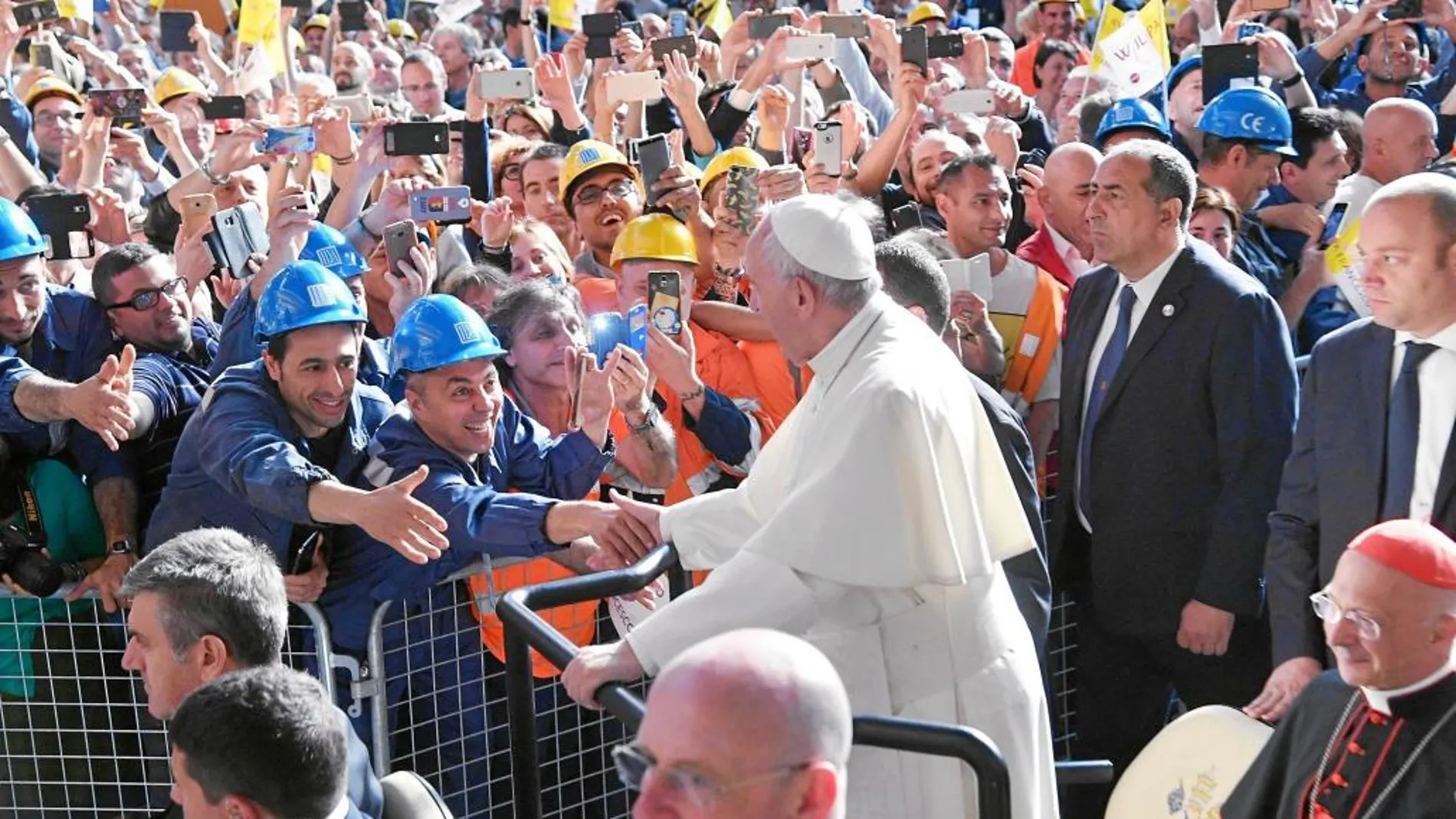 El Pontífice, durante la visita a la factoría siderúrgica Ilva, en Génova (Italia)