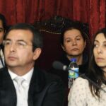 Las acusadas Monserrat González (2d), su hija, Triana Martínez (i), y la policía local Raquel Gago (d), acompañadas por el abogado de esta última, durante el juicio