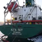  Un buque provoca un vertido de fuel en Ceuta cuando cargaba combustible