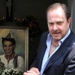 Fotografía de archivo del 12 de agosto de 2011 del hijo del actor cómico, Mario Moreno "Cantinflas", Mario Ivanova, en el homenaje de su natalicio en el panteón español de la Ciudad de México (México)