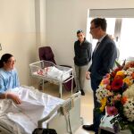 El alcalde José Ballesta, en su visita a los padres de David, el primer bebé nacido en la primavera