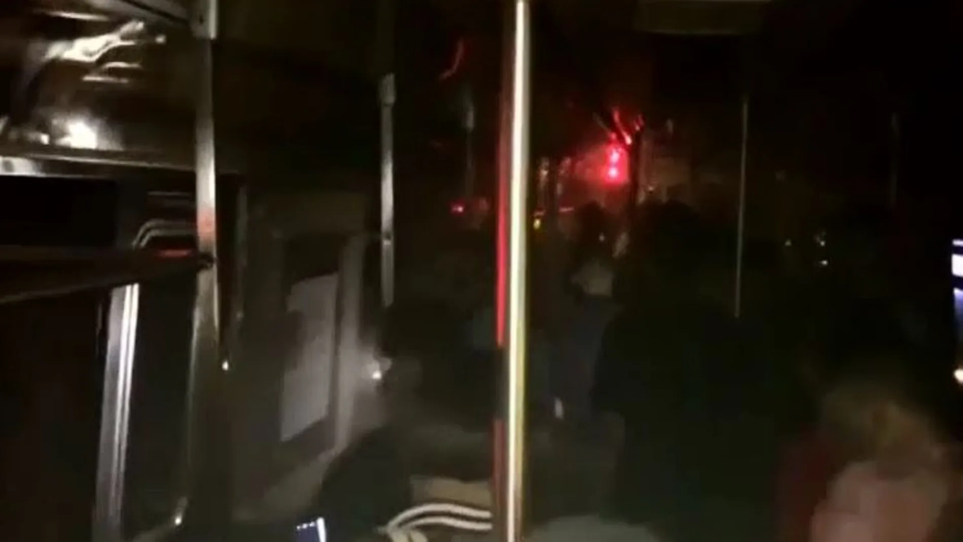 800 atrapados al descarrilar un vagón de metro en Nueva York