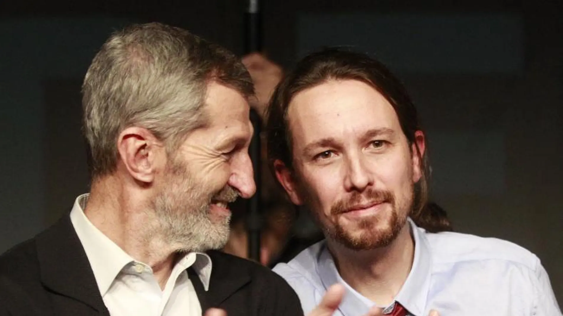 El lider de Podemos, Pablo Iglesias (d), y el ex jefe del Estado Mayor, José Julio Rodriguez