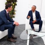 El presidente del Gobierno español, Pedro Sánchez, conversa con el ex presidente de Estados Unidos, Barack Obama, durante el Congreso Internacional de Turismo que se celebra estos días en Sevilla