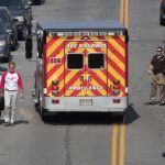 El senador republicano Jeff Flake camina junto a una ambulancia mientras abandona el lugar donde se produjo un tiroteo en Alexandria