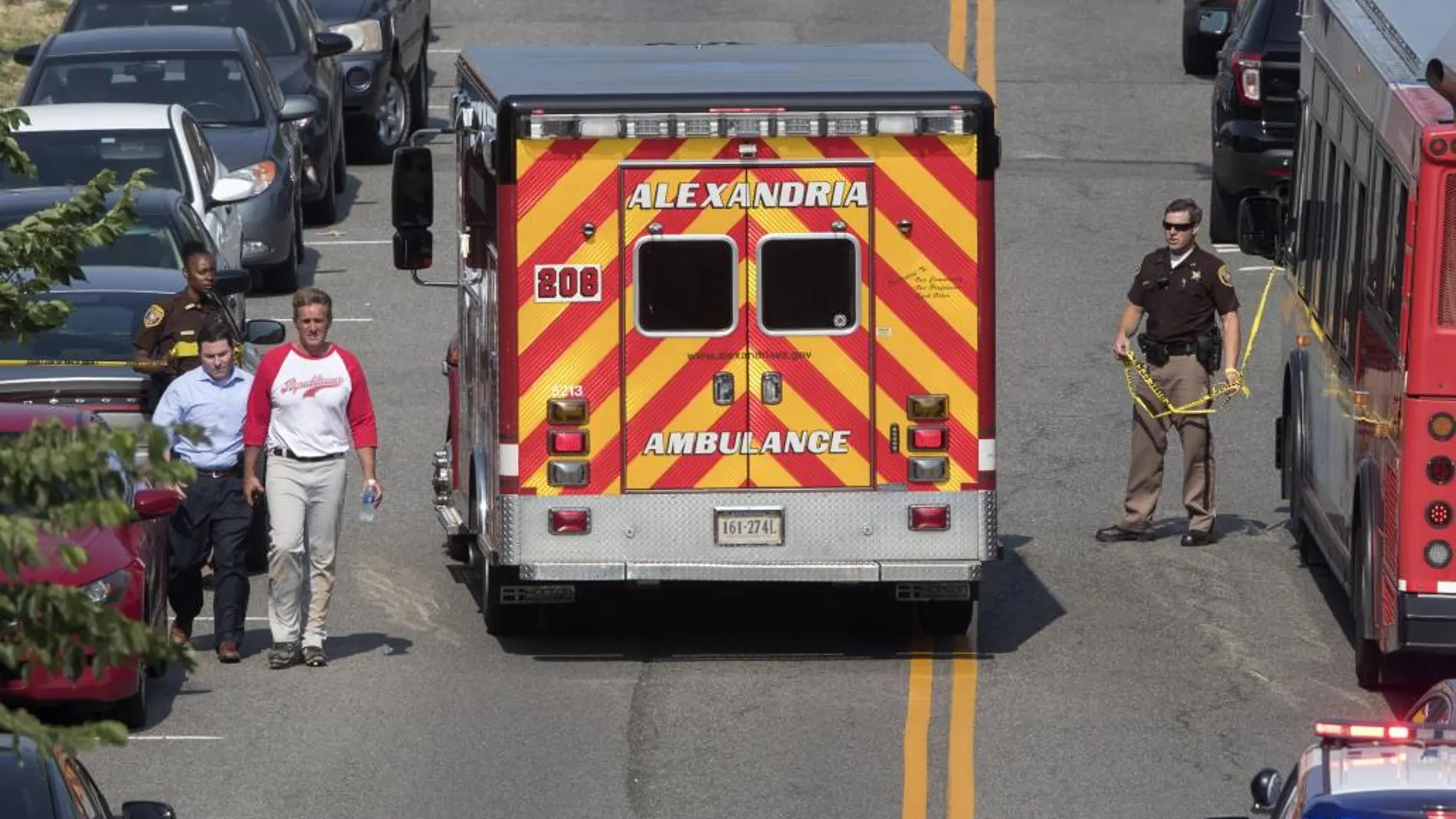 El senador republicano Jeff Flake camina junto a una ambulancia mientras abandona el lugar donde se produjo un tiroteo en Alexandria