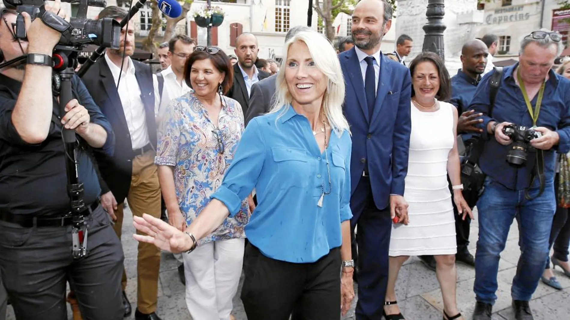 Marie Leconte Bourseille, cuyo nombre artístico es Maríe Sara, junto al primer ministro, Édouard Philipe, el pasado jueves