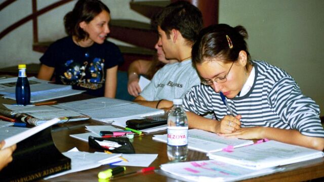 Un grupo de jóvenes estudiando en la biblioteca