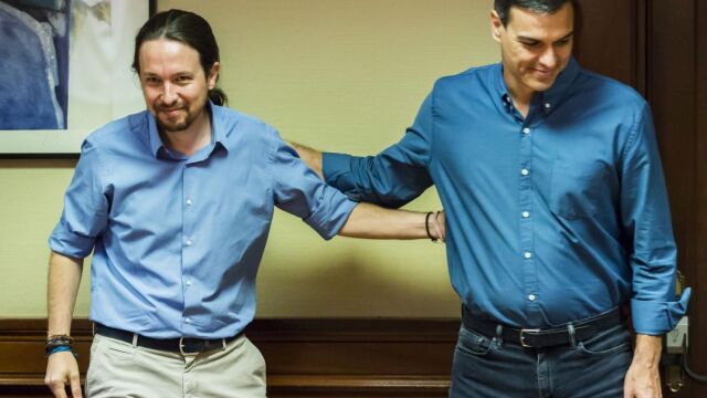 Pablo Iglesias con Pedro Sánchez/Foto: Alberto R. Roldán