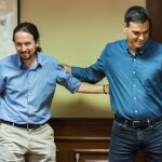 Pablo Iglesias con Pedro Sánchez/Foto: Alberto R. Roldán