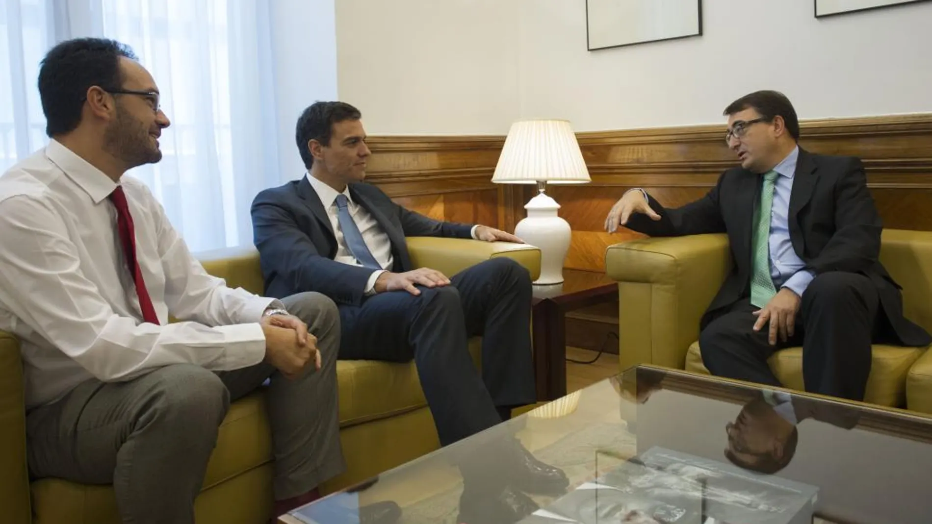 El líder del PSOE Pedro Sánchez, en una imagen de archivo junto al portavoz en el Congreso, Antonio Hernando, y el diputado del PNV Aitor Esteban
