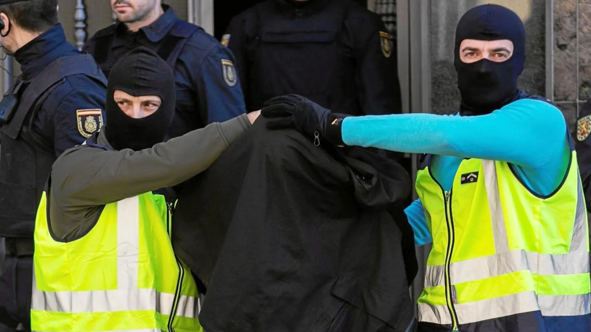 Agentes del Cuerpo Nacional de Policía conducen a uno de los detenidos en la operación en la que fue desarticulada una célula yihadista