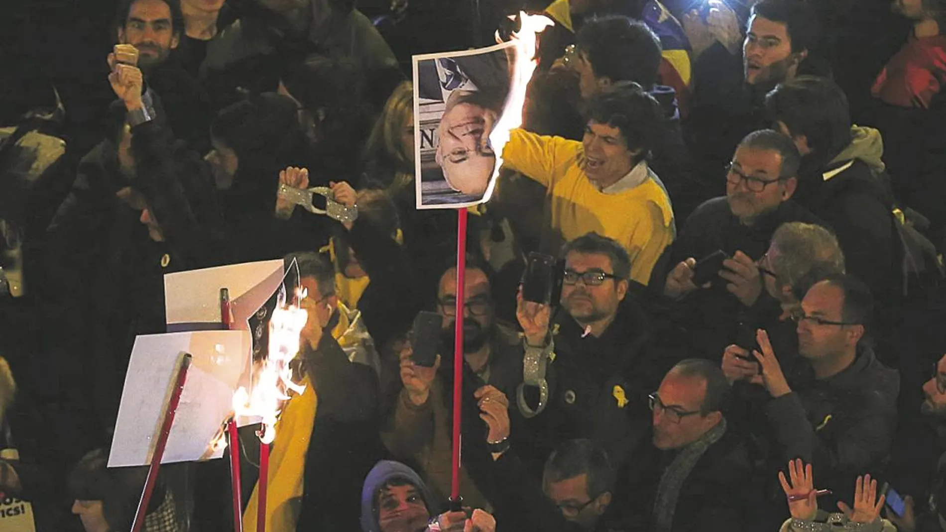 Protesta contra el juez Llarena el pasado mes de marzo en Barcelona, con fotos del magistrado en llamas/ Foto: Efe