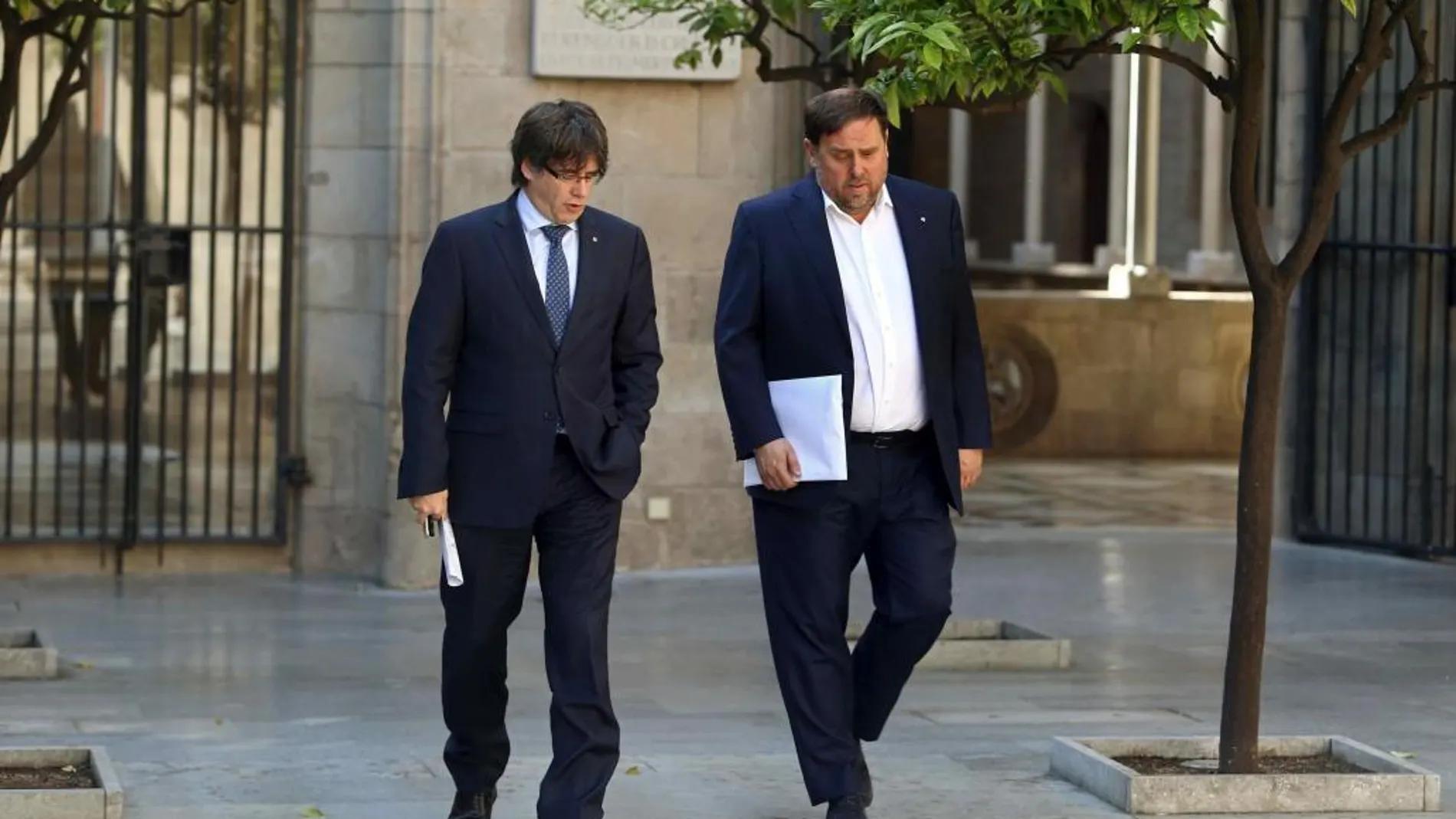 El presidente de la Generalitat, Carles Puigdemont (i) y el vicepresidente del Govern y conseller de Economía, Oriol Junqueras