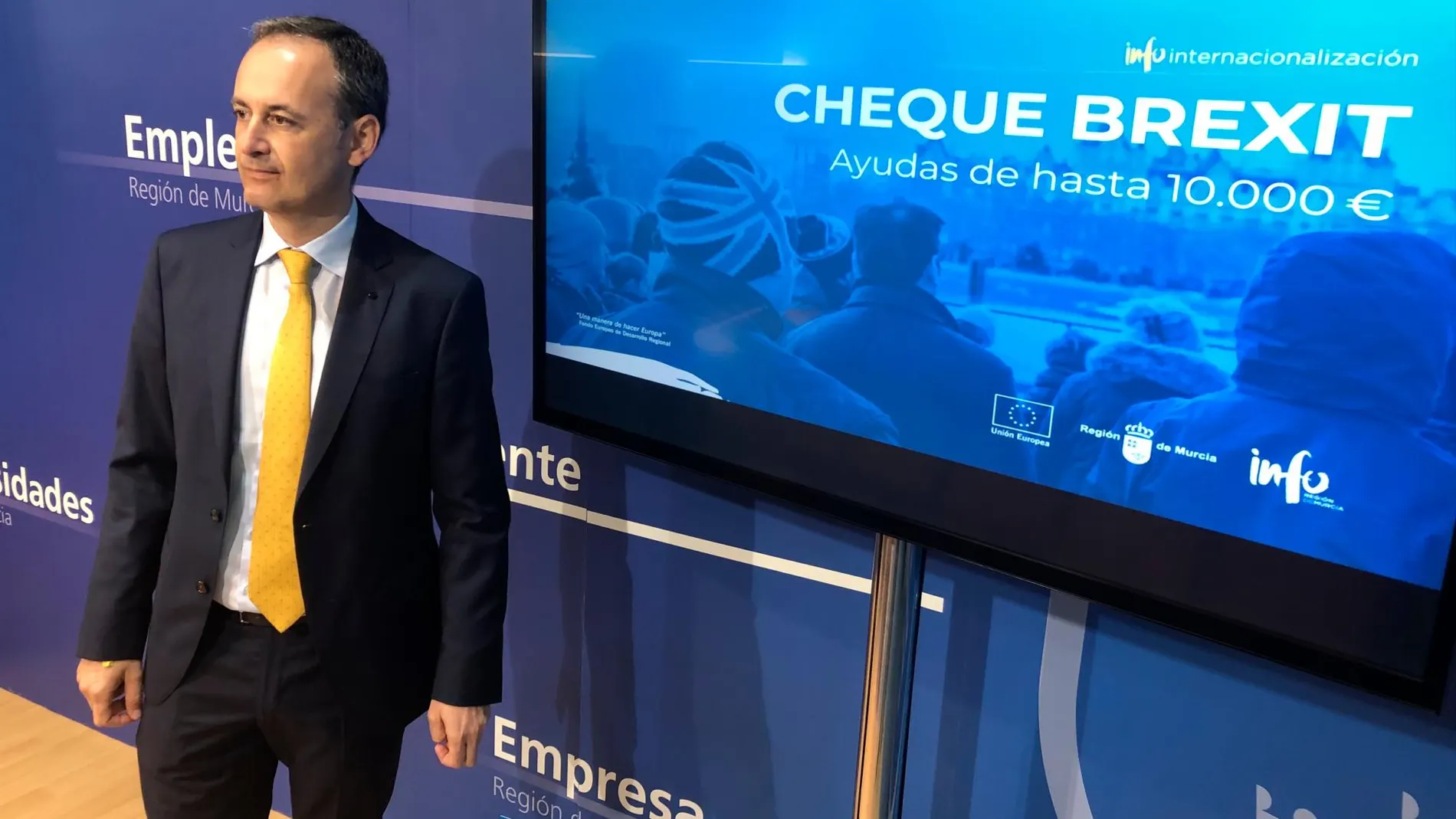 El consejero de Empleo, Universidades, Empresa y Medio Ambiente, Javier Celdrán, informó ayer sobre la puesta en marcha del «Cheque Brexit»