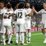 Los jugadores del Real Madrid se abrazan tras marcar uno de los goles a la Roma / Rubén Mondelo