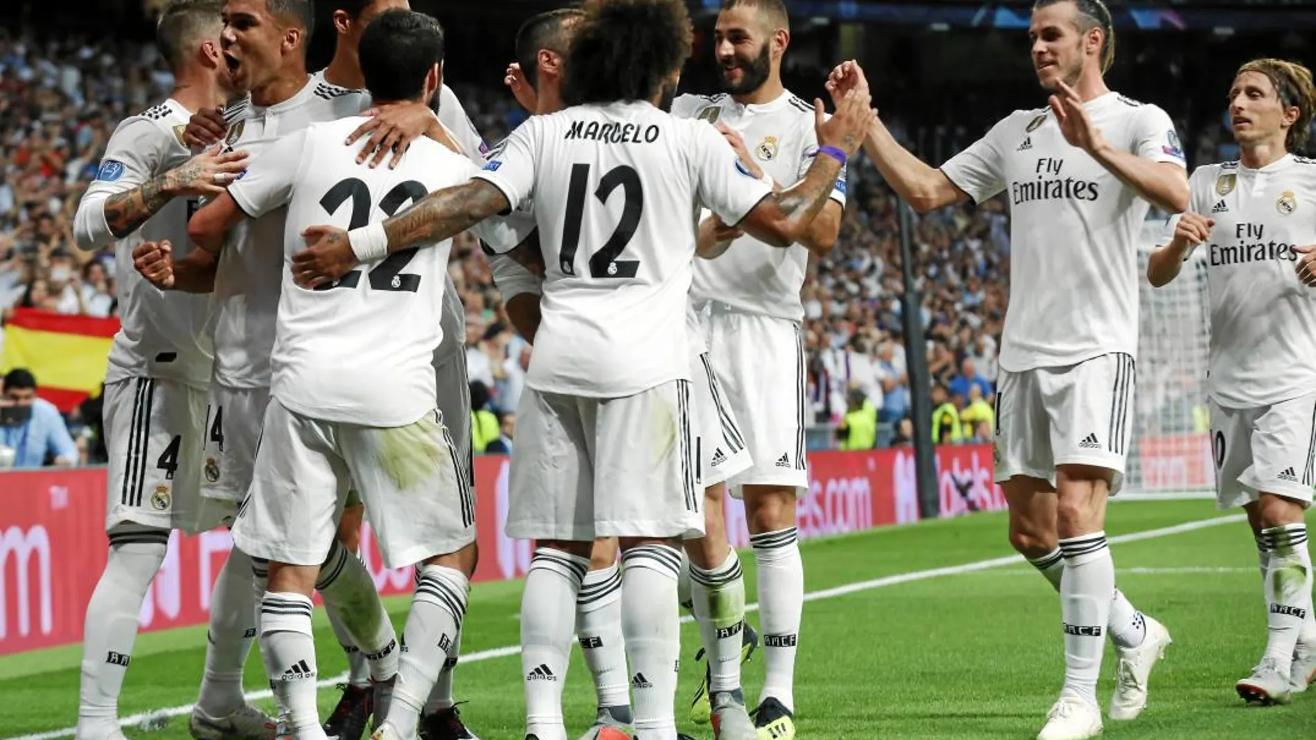 Los jugadores del Real Madrid se abrazan tras marcar uno de los goles a la Roma / Rubén Mondelo