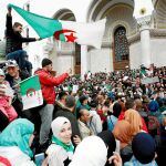 Manifestantes contra Buteflika protestan en las calles de Argel