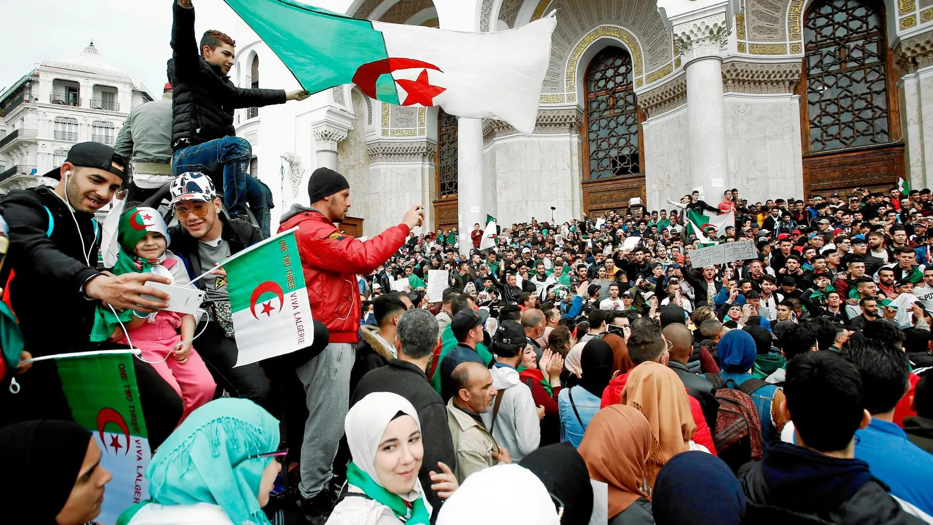 Manifestantes contra Buteflika protestan en las calles de Argel