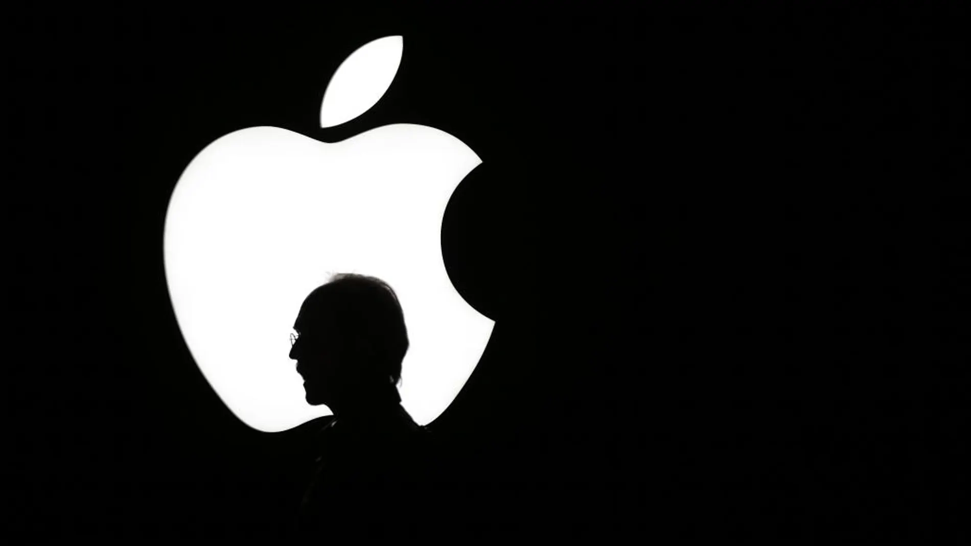 Imagen de archivo de una silueta sobre una imagen de Apple