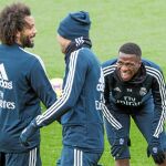 Marcelo, Casemiro y Vinicius bromean durante el entrenamiento de ayer en Valdebebas