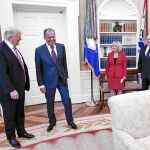 Trump recibió ayer en la Casa Blanca al ministro de Exteriores ruso, Sergei Lavrov, quien fue acompañado del polémico embajador ruso Sergey Kislyak (a la derecha), implicado en varios casos de espionaje.