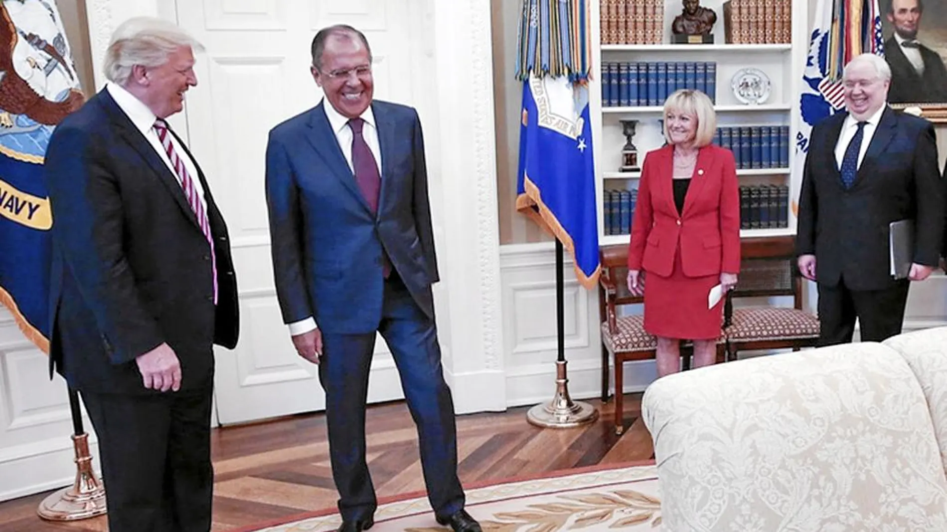 Trump recibió ayer en la Casa Blanca al ministro de Exteriores ruso, Sergei Lavrov, quien fue acompañado del polémico embajador ruso Sergey Kislyak (a la derecha), implicado en varios casos de espionaje.