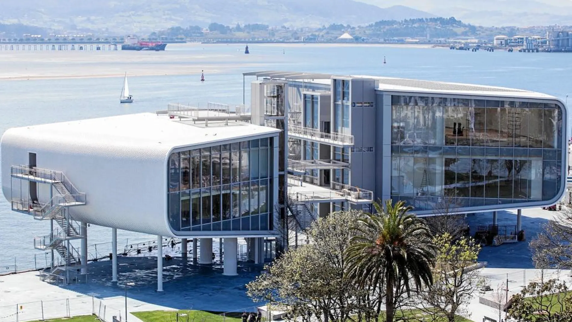 El Centro Botín se levanta en la Bahía de Santander, en pleno Paseo de Pereda, obra de Renzo Piano
