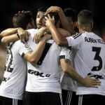 Los jugadores del Valencia festejan el gol del empate
