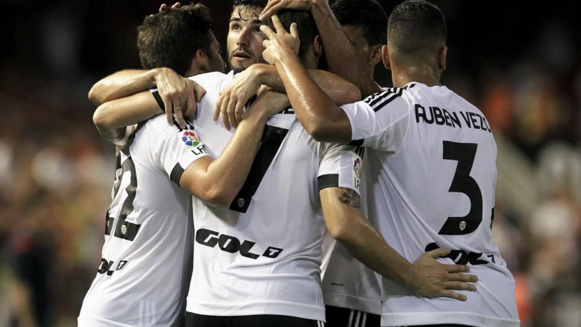 Los jugadores del Valencia festejan el gol del empate