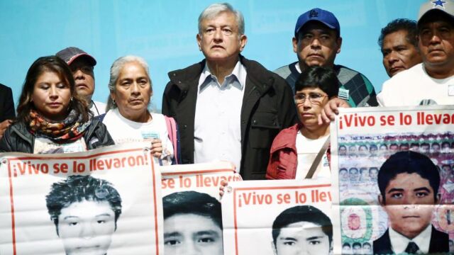 El presidente electo, Andrés Manuel López Obrador, ayer en un acto en Ciudad de México con familiares de los 43 estudiantes desaparecidos