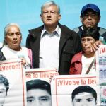 El presidente electo, Andrés Manuel López Obrador, ayer en un acto en Ciudad de México con familiares de los 43 estudiantes desaparecidos