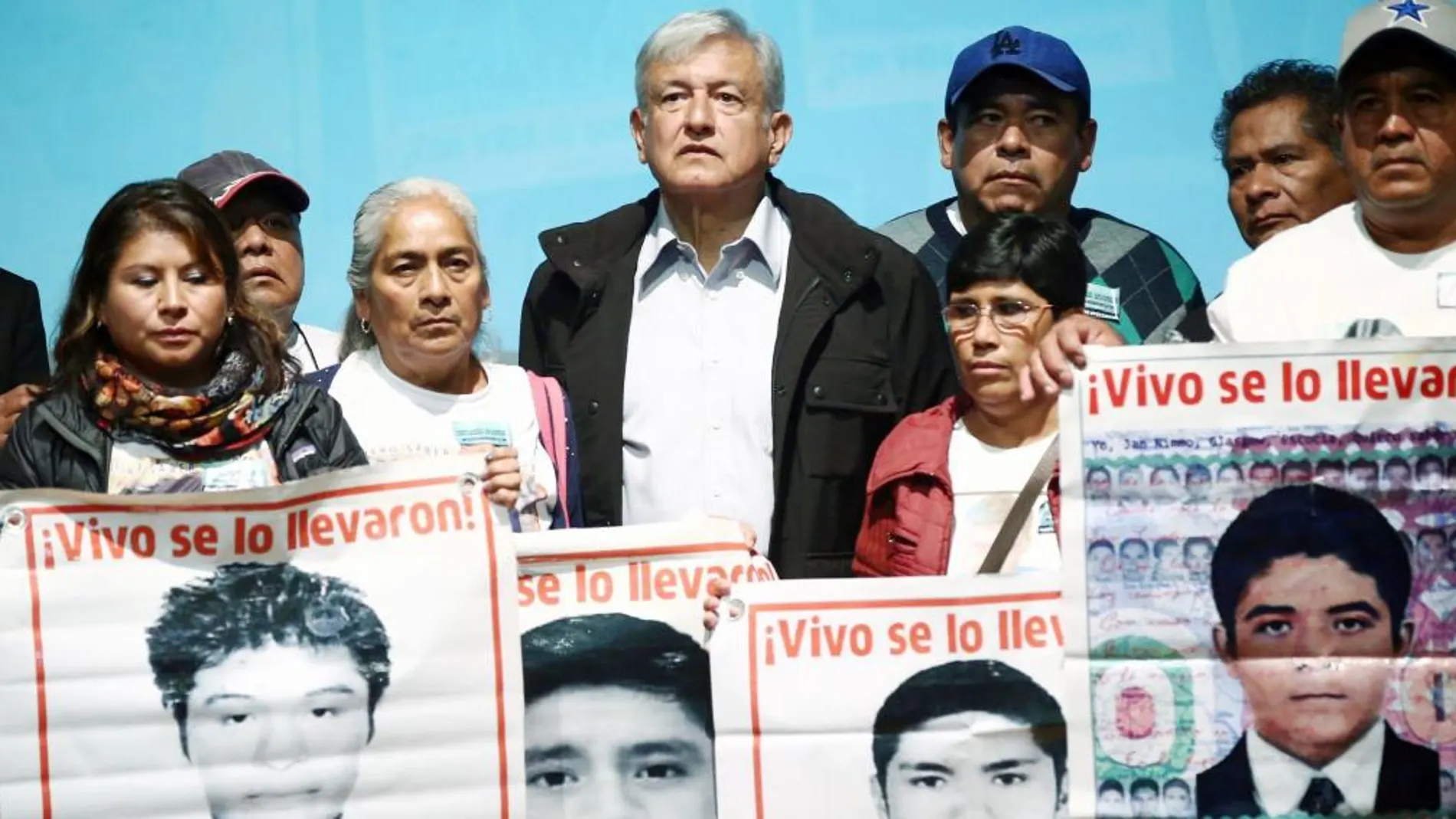 El presidente electo, Andrés Manuel López Obrador, ayer en un acto en Ciudad de México con familiares de los 43 estudiantes desaparecidos